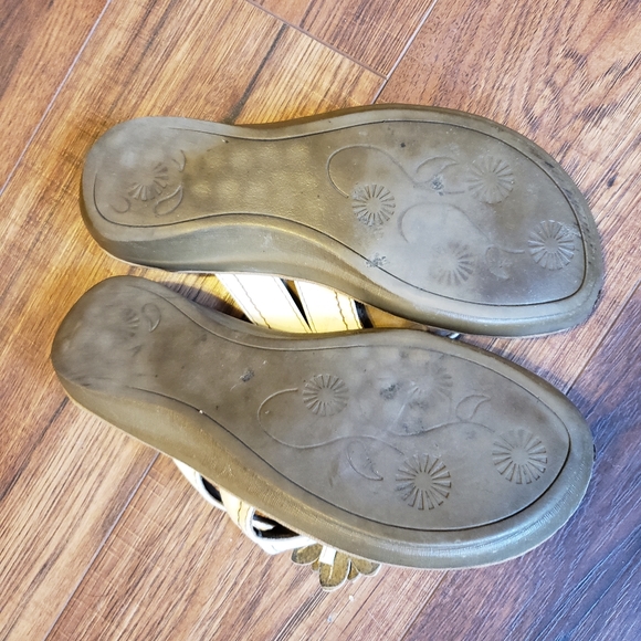 Free with bundle.gorgeous Offwhite Flower flipflops - Picture 3 of 11